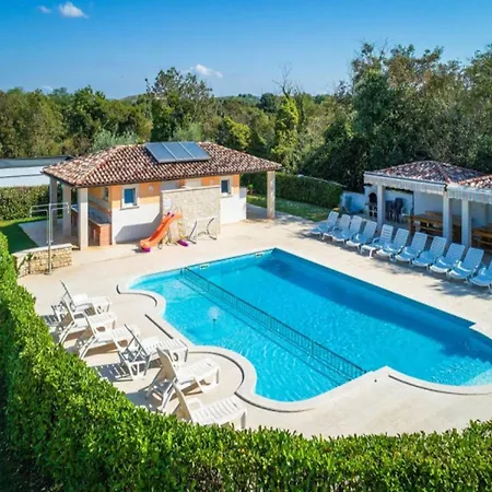 Дом отдыха Mobile Near The Банджоле