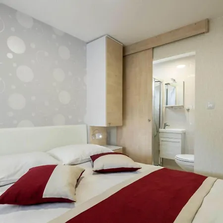 Holiday home Gorgeous Mobile In With Swimming Pool Banjole