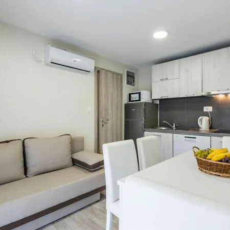 Gorgeous Mobile In With Swimming Pool Banjole